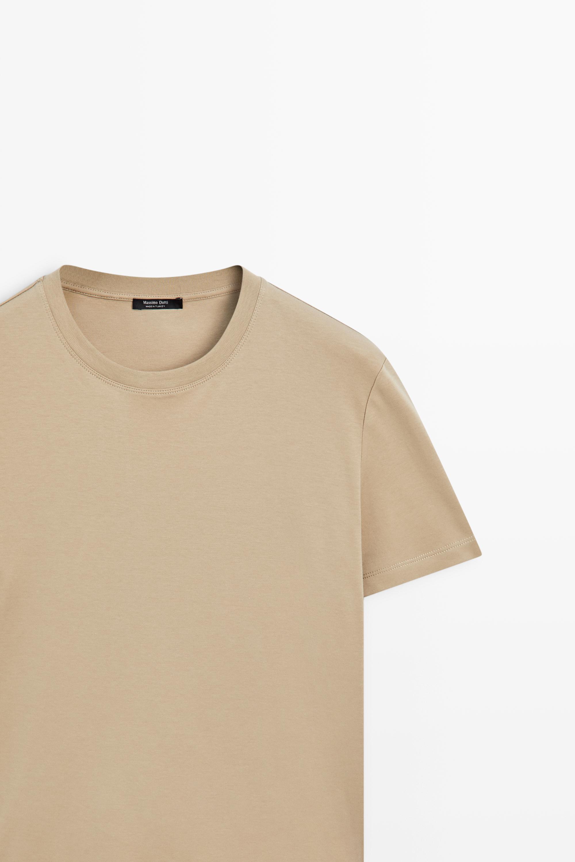 Regular fit short sleeve T-shirt.